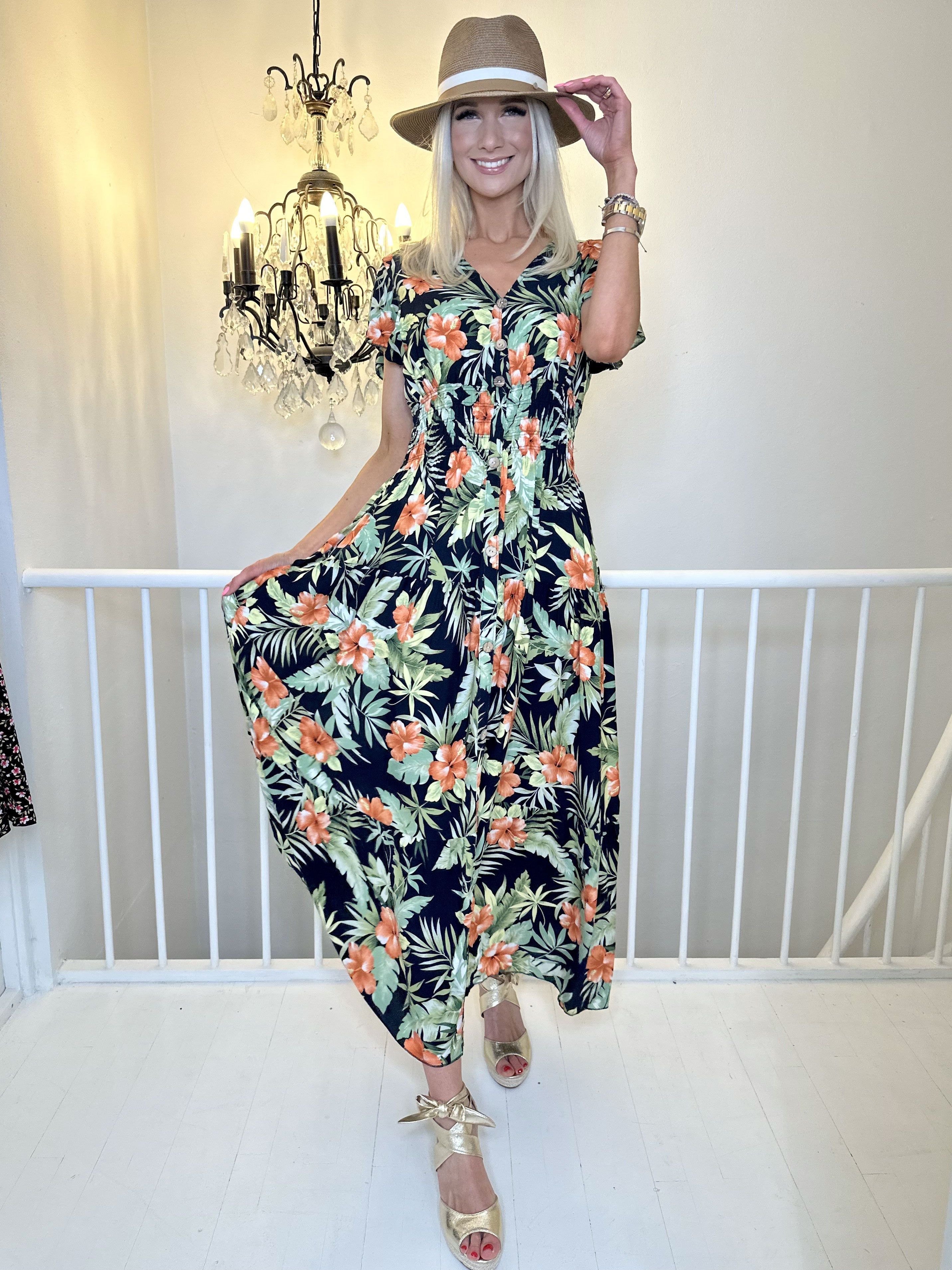 Summer Amada - Fin sommarklänning med blommönster och träknappar